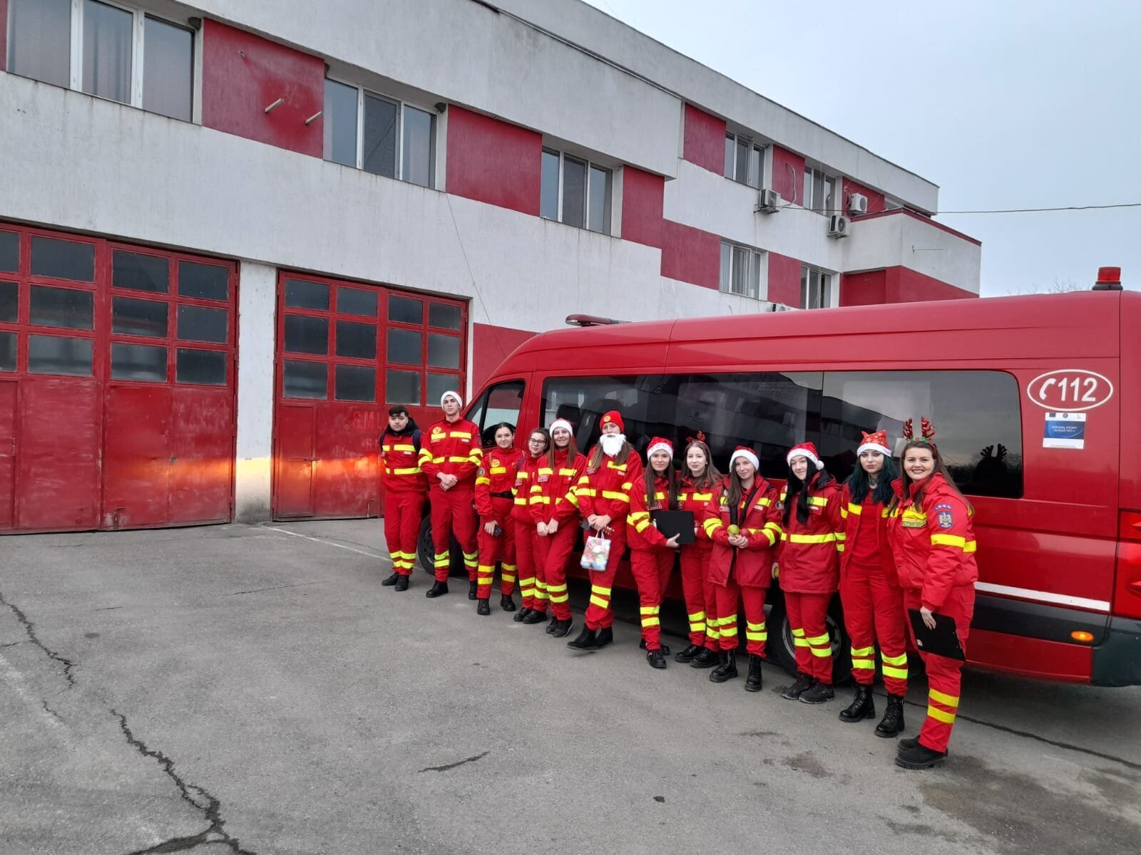Isu Vaslui: Voluntarii SMURD și Moș Crăciun au vizitat patru familii greu încercate de nevoi Isu Vaslui: Voluntarii SMURD și Moș Crăciun au vizitat patru familii greu încercate de nevoi