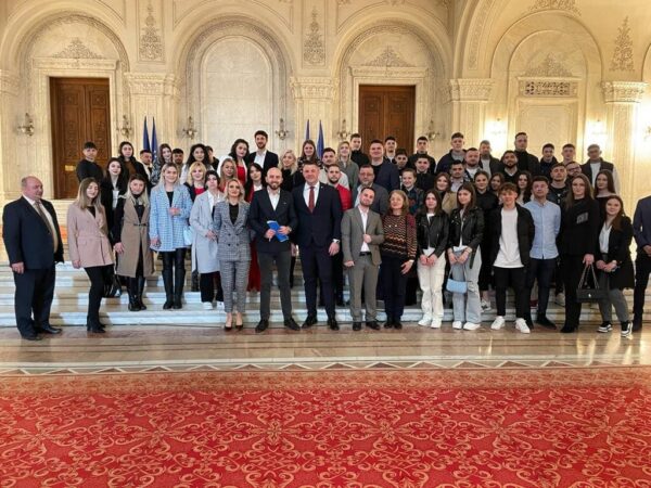 Tinerii vasluieni in Parlament – FOTO n
