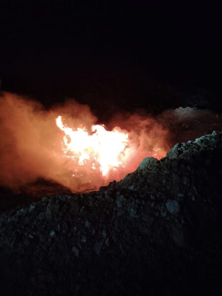Incendiu la o societate comercială din Bârlad: Deșeuri auto cuprinse de flăcări pe strada Tecuciului Imagine WhatsApp 01 28 la 50afe