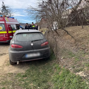 Accident rutier în localitatea vasluiana Băbușa: Un autoturism a intrat într-un cap de pod, o persoană rănită transportată la spital – FOTO